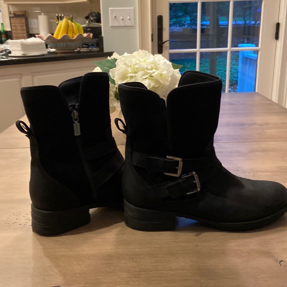 Blondo double buckle waterproof boot. Like new. Size 9M. Black